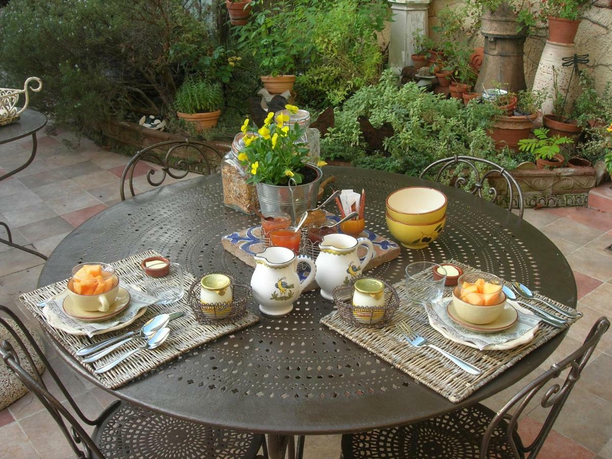 Le Clos Des Freres Gris Bed and Breakfast Aix-en-Provence Eksteriør billede